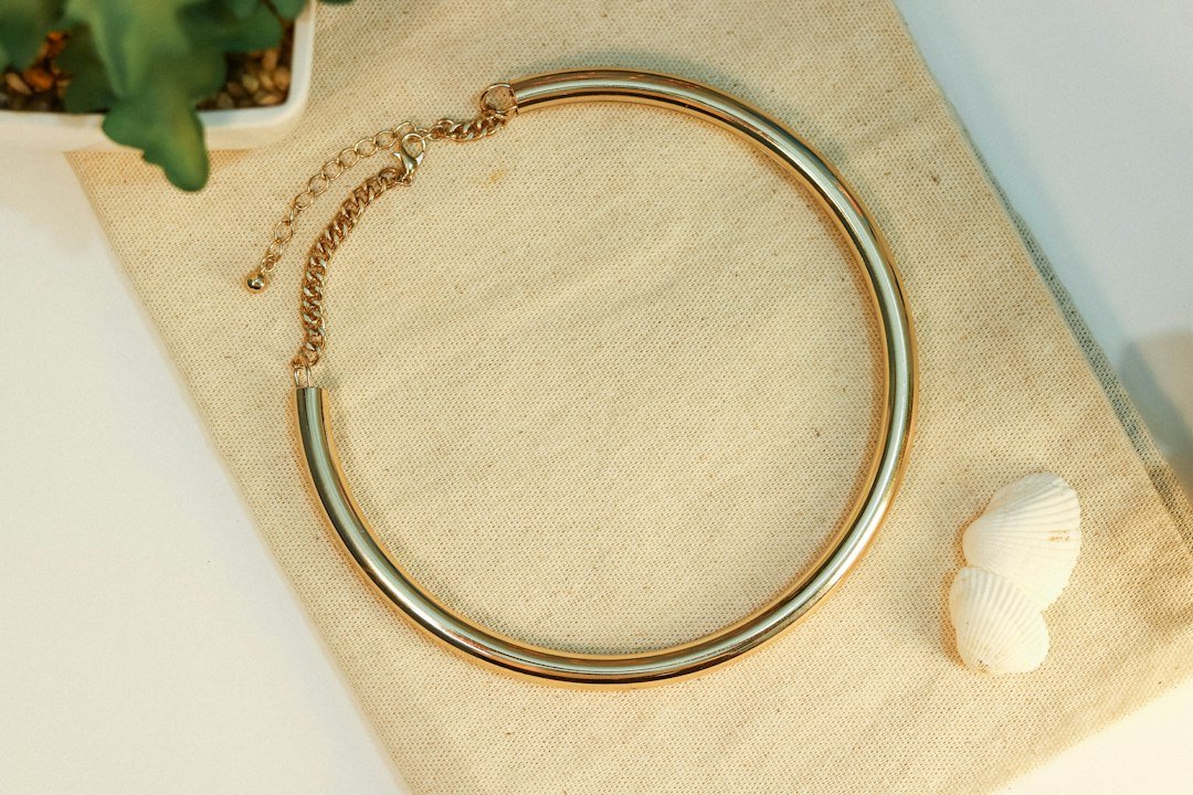 Gouden ketting op zacht wit textiel